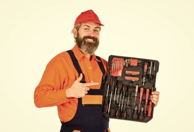 Tamirci konsepti. Tornavidalar hazır. Adam alet çantası beyaz arka plan taşıyor. Tamirci tamirci alet çantası taşıyor. Elektrikçi aletleri. Mobilyacılar mobilya tasarımı ve zanaatı