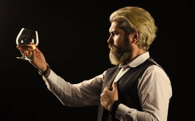 Şeri fıçıları içinde olgunlaşmış. Viski tatma. Zarif takım elbiseli sakallı iş adamı ve bir bardak viski. Zarif maço konyak içiyor. Sommelier 'in pahalı bir içeceği var. Viski durumunun iyi bir göstergesi