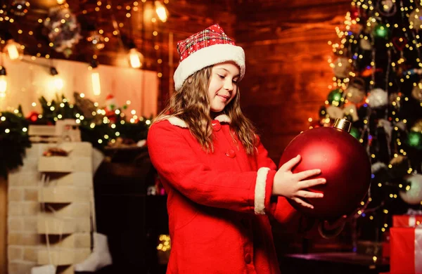 Frohes neues Jahr. Geschenkeshopping. Neujahrsferien. Kleines Mädchen mit rotem Hut. Weihnachtseinkauf. Weihnachtsmädchen. Neujahrsparty. Weihnachtszeit. Neujahrseinkauf. Heimat ist der beste Ort der Welt — Stockfoto