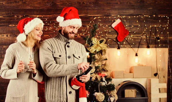 Feliz por estar apaixonada. celebrar o Natal juntos. vendas temporada de inverno. casal apaixonado Papai Noel beber vinho. Está na hora dos presentes. Feliz Ano Novo. Férias familiares. mulher e homem amor xmas presentes — Fotografia de Stock