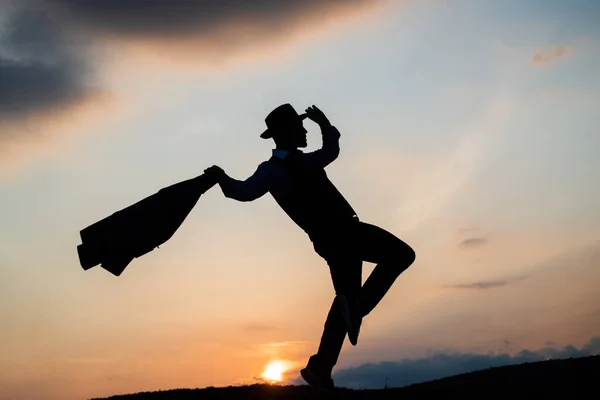 Tystnad av manlig dansare dans i känsla av frihet på soluppgång himlen, inspiration — Stockfoto