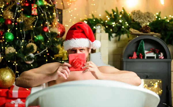 Erotik oyunlar. Yeni yılın kutlu olsun. Erotik dilek. Cezbedici hissediyorum. Seksi olgun adam banyosu. Kış tatili Kış dekorasyonları. Kaslı adam küveti gevşet. En iyi Noel hediyesi. Noel spa 'sı — Stok fotoğraf