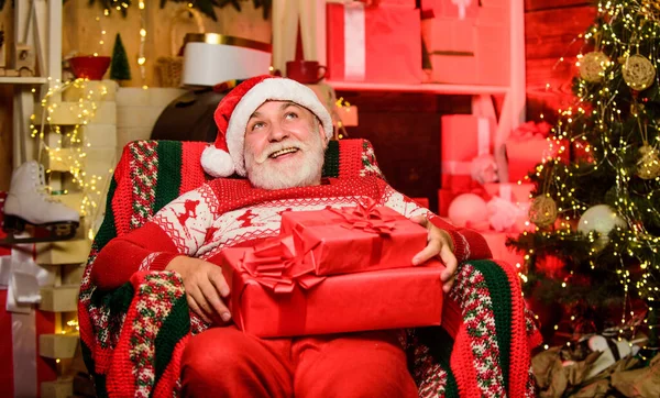 Sorpresa inesperada. papá noel con barba blanca. Hombre en sombrero de  santa prepara regalo de Navidad. La mañana antes de Navidad. Disfrute de  las vacaciones de invierno. Entrega regalos de año nuevo.