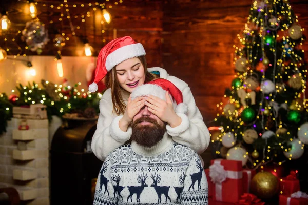 Par i kärlek njuta av julhelgen firande. Familjetradition. Glädjande humör. Bra vibbar. Festlig ande. Härligt gift par krama julgran bakgrund. Julen är dags att ge — Stockfoto