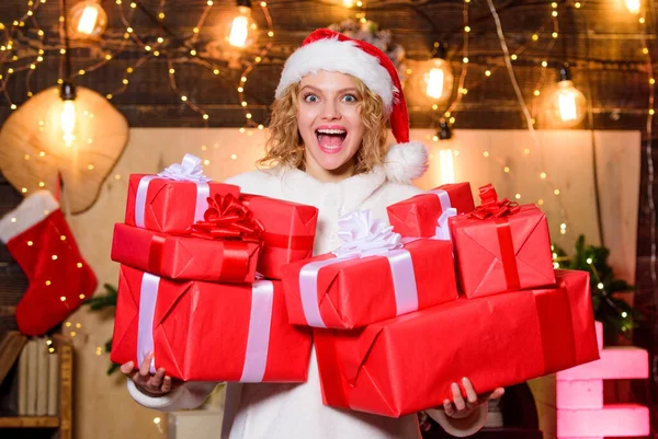 Dar e receber. Escolhe o presente perfeito. Paz e alegria vendidas aqui. Loja de presentes. Férias agitação. Dicas como economizar dinheiro em compras de Natal. Preparando surpresa. Mulher feliz segurar caixas de presente — Fotografia de Stock