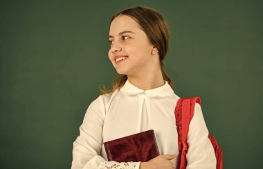 Bu benim kitabım. Küçük çocuk çalışmaya hazır. Turist ya da öğrenci. Yurtdışında eğitim için seyahat. Okula dönelim. Mutlu kız tahtada sırt çantası taşıyor. Sınıfta ders. akıllı hippi ergen çocuk