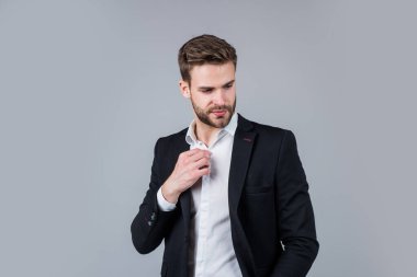 Kendine güvenen ve şık. İş görünümlü sakallı bir adam. moda ve güzellik. Berber dükkanı konsepti. Erkekler giyer. Kendine güvenen iş adamı Takım elbiseli yakışıklı bir genç. şık erkek resmi kıyafetler giyer.