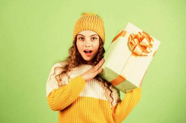 Yeni yıl partisi. Noel hediyeli çocuk. Aile tatili konsepti. Çocuk Noel Baba 'yı bekliyor. çocukluk mutluluğu. Büyük satışlar ve alışveriş. Boks günü. Doğum günün kutlu olsun. Büyük bir sürpriz yap.