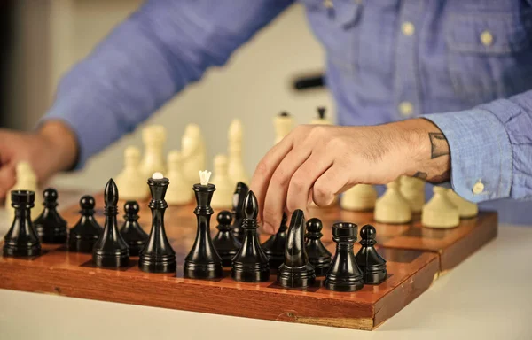 战术是知道该怎么做。发展逻辑。学习下棋。国际象棋课战略概念。下棋智力爱好。木制棋盘上的数字思考下一步 — 图库照片