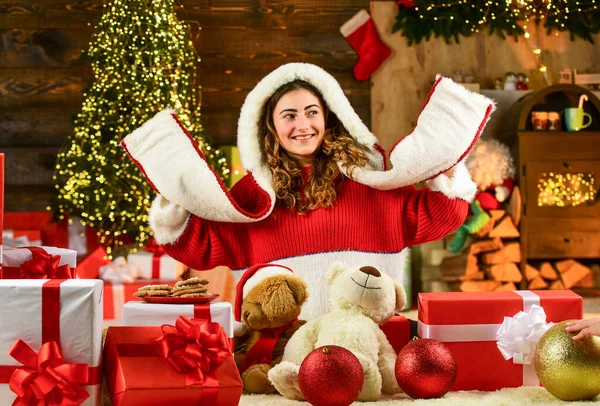 Ben je er klaar voor? Kerstvrouw voelt zich gelukkig in nieuwjaar. meisje santa onder kerstcadeaus en cadeautjes doos. zwarte vrijdag winkelen. Huisfeest met kerstkoekje. gelukkig meisje gemaakt koekjes voor santa — Stockfoto