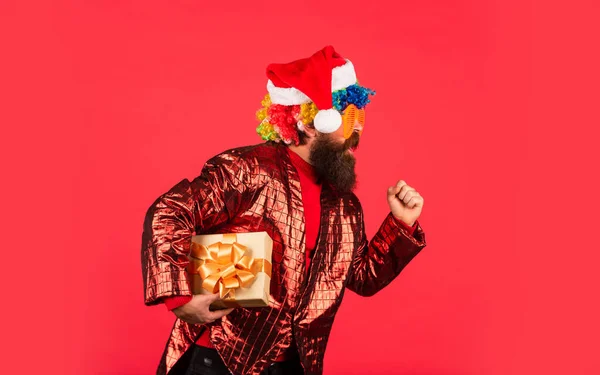 Різдвяний подарунок. Дискотека вечірка. Бородатий чоловік святкує Різдво. Різдвяні розважальні ідеї. Бажаю вам миру і процвітання. Веселий хлопець барвиста зачіска. Забавна людина з бородою. Зимові свята — стокове фото