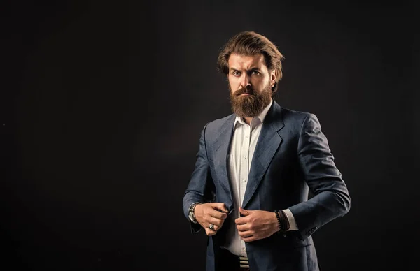 Homem maduro elegante que olha moderno. Guarda-roupa do escritório dos homens. homem elegante vestido de terno. modelo de moda formal. homem bonito em fundo cinza. Homem de negócios barbudo sério. espaço de cópia — Fotografia de Stock