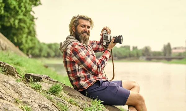 Kaygısız ve mutlu. Fotoğrafçı klasik kamera kullanır. Sakallı hippi adam fotoğraf çekiyor. Açık havada fotoğraf çekimi. Geçmişe dönük kamerası olan vahşi bir gezgin. Modern hayatta fotoğrafçılık. seyahat ipuçları — Stok fotoğraf
