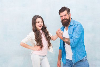 Aile güçtür. Küçük çocuk ve baba bilek güreşinde yarışıyorlar. Güç karşılaştırması. Çatışma ve muhalefet. Spor müsabakası. Babalar Günü. Çocuklar Günü 'nde. Aile değerleri. Kız gücü