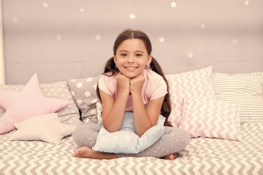 Çocuklar için sakinleştirici aktivite. Yatmadan önce dinlenmenin yolları. Uykuya dalmak için gevşeme egzersizleri. Pijamalı küçük kız yatmaya hazırlan. Rahatlayın ve uykuya geçişi kolaylaştırın. Uyku zamanı konsepti