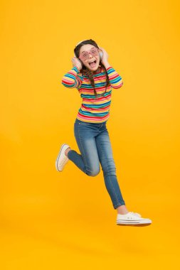 Sadece dans et. Çocuk gözlüğü takıyor. Mutlu çocukluk. Sadece eğleniyorum. En sevdiği şarkı. Genç kız kulaklıkla müzik dinler. Saçları örgülü güzel bir çocuk. Çekici ve komik. modern yaşam