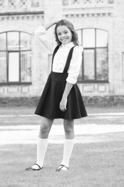 Okula gidiyorum. Okulla tanışma yılı. Mutlu çocuklar günü. Liseli kızın zarif görünüşü. Üniformalı çocuk. Vintage kıyafetli bir öğrenci. Okula dönelim. Mutlu çocuk modası ve alışveriş. Eğitim ve bilgi
