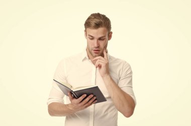 Okumak hayal gücünü besler. Genç öğrenci beyaz üzerine izole kitap okuyor. Hayal gücü ve fantezi. Hayal gücünü kullan. Hayal gücü, aklın gücüdür. Okul ve eğitim. Hayal et.