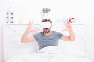 Vr teknolojisi ve gelecek. Vr iletişimi. Heyecan verici izlenimler. Sanal gerçeklikten uyanma. Oyun artırılmış alan. Bilinçli uyanış. Gerçeğe dön. Adam yatakta dinlenirken vr keşfetmek