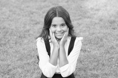 Aman Tanrım. Okula dönüyorum. Neşeli zeki liseli kız. Okul yılının sonu. Kıvırcık saçlı genç bir öğrenci. Rahatlama zamanı. Şirin, güler yüzlü, kendine güvenen kız. çocukluk mutluluğu