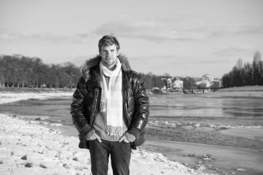 En sevdiğim mevsim geldi. Yeşil kabarık ceketli adam. İnsanlar kış manzarasının tadını çıkarırlar. Doğa güzeldir. Düşünceler için yer. Soğuk ve yalnızlık. Kürk kapüşonlu erkek. Sıcak ve rahat hissediyorum.