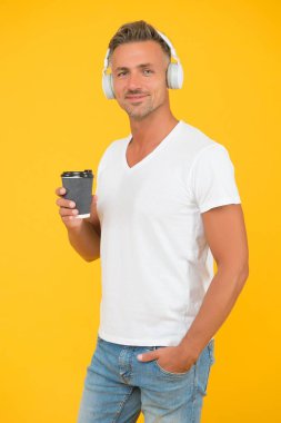 Paket kahve içmek bir yaşam biçimidir. Modern adam müzik dinleyerek kahve içer. Paket servis ve kafe servis sunuyor. Sıcak içecek. Sadece paket servis.