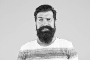 Duygusal zeka. Sakallı, şık, sarı sakallı bir adam. Berber servisi. Kuaför salonu. Süslü bıyık. Erkek portresi. Berber ipuçları. Sakal ve bıyık. Hippi tarzı. Sakal modası.