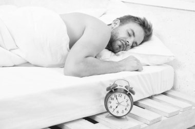 Sakin ol ve uyu. Seksi çocuk yatakta uyur. Uyku vakti. Şekerleme ve şekerleme zamanı. Uyku vakti. Sabah erkenden. Akşam veya gece geç saatlerde. Dinlen ve rahatla. Rüyalar yükleniyor