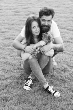 Mutlu kadınlar günü. Sakallı adam seksi bir kadına çiçek verir. Yeşil çimlerde birbirine aşık mutlu bir çift. Kadın bayramını kutluyoruz. Çiçek dükkanı. Uluslararası Kadınlar Tatili. 8 Mart 'ta Kadınlar Günü