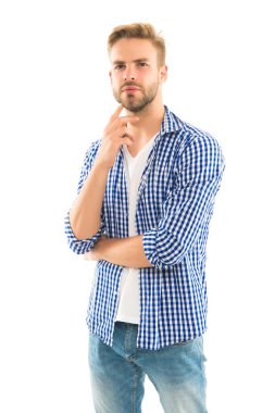 Erkek bakımı ve trend. Berber dükkanı konsepti. Moda onun hayatı. Kareli gömlekli adam. Ciddi, şık saçlı bir adam. Beyaz arka planda izole edilmiş genç bir öğrenci. Erkekler gelişigüzel şehir modası.