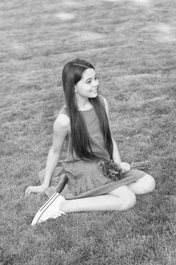 Dinlenme ve dinlenme gezisi. Mutlu çocuk yeşil çimlerin üzerinde dinleniyor. Tatilin tadını çıkarıyorum. Yaz tatili doğaya bağlı. Temiz hava. Tatiller ya da uzun hafta sonları. Seyahat ve seyahat tutkusu