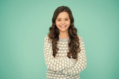 Sana güven veren bir salon. Mutlu kız dalgalı saç stili giyer. Uzun esmer saçlı küçük bir çocuk. Çocuklar için kuaför salonu. Güzellik salonu. Kuaförde. Salonda yeni görünüm oluştur, boşluğu kopyala