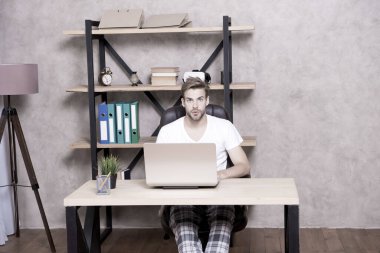 Geliştirme işi. Online satış teknolojileri. Ofisteki patron. Boncuklu hippi adam başlangıç projesi başlattı. Şirketin sahibi. CEO konsepti. Ofis çalışanı. Modern iş. İş danışmanlığı hizmetleri