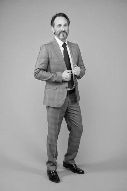 Senin geleceğin beni ilgilendirir. İşadamı gri arka plan. CEO ya da genel müdür. Formalite içinde olgun bir adam. Resmi moda tarzı. Profesyonel iş adamı. İş kaçamağı. İşinizi yönetin