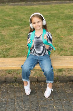 Okul tatili. Parktaki bankta oturan tatlı çocuk. Anaokulu eğitimi. Yaz tatili. Müzik eğlenceli. Yolculuk ve gezi. Seyahat ve seyahat tutkusu. Boş zaman