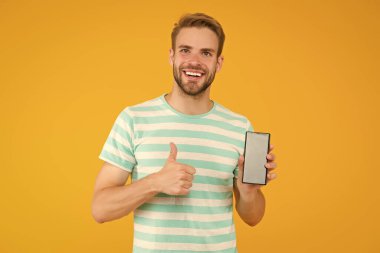 Test ettiğimiz en iyi telefon. Mutlu adam telefona onay veriyor. Yakışıklı adam cep telefonunu tutuyor. Modern hayat. Cep telefonu iletişimi. Yeni teknoloji. 3G mi? 4G mi? Akıllı telefon her zamankinden daha iyi.