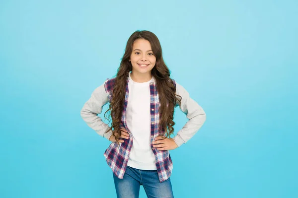 Viver uma vida feliz. Menina bonito com cabelo comprido. Camisa xadrez menina pequena. Feliz dia internacional das crianças. Menina turquesa fundo. Conceito de bom humor. Vibrações positivas. Emoções sinceras — Fotografia de Stock