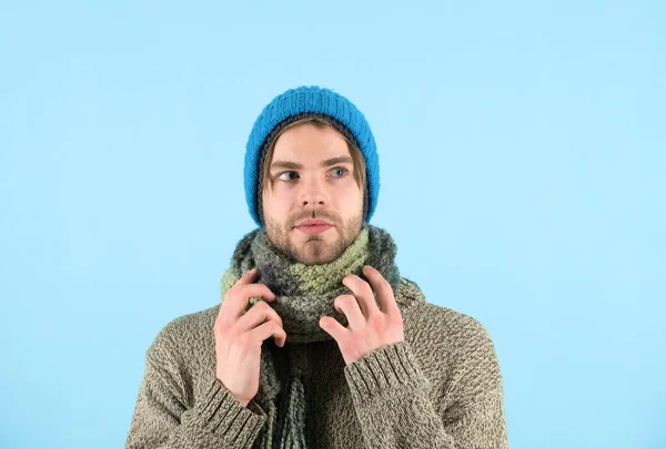 Vintern är på väg. Mannen bär vinterkläder i kallt väder. Bearded Man blev förkyld och influensa. Kall näsa, varmt hjärta — Stockfoto