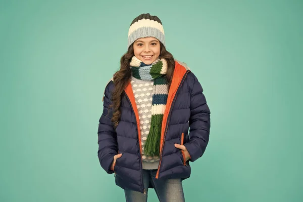 Beste kinderfreundliche Ferien. Glückliche Kinder genießen die Schulferien. Kleine Mädchen feiern Winterurlaub. Tag für Tag. Urlaub oder Urlaub. Winterliche Aktivitäten im Freien. Mode und Stil — Stockfoto