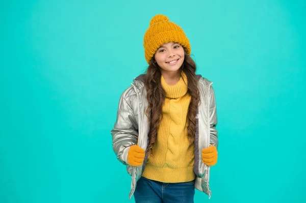 Menina adolescente sorridente em casaco acolchoado ou puffer pronto para passar férias de inverno e férias no conforto e calor, moda de malha — Fotografia de Stock