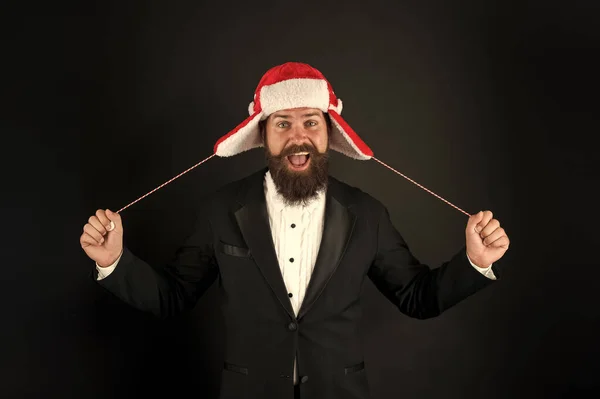 Virágzó új év áll előttünk. Boldog ember ünnepli a karácsonyt. A szakállas férfi télapó kalapot visel. Télapó szakállal és bajusszal. Ünnepélyes külsejű üzletember. Brutális hipster party sötét háttér — Stock Fotó