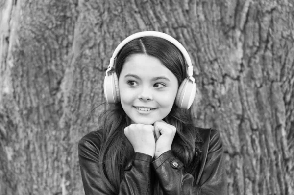只有重要的音乐快乐的女孩在户外听音乐。小孩戴耳机听音乐。音乐会和音乐表演。新技术。现代生活。快乐与娱乐 — 图库照片