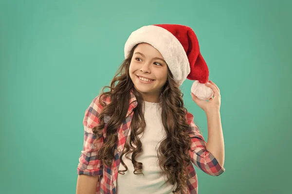 夢を見た。サンタを待ってる。喜びと愛を広める、それはクリスマスシーズンです。サンタの帽子の女の子の子供。クリスマスのプレゼントだ。新年会。サンタ・クラスの子供。幸せな冬の休日。小さい女の子 — ストック写真