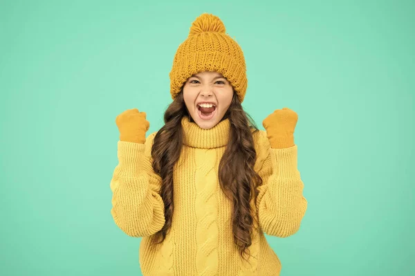 Felices fiestas de invierno. punto hecho en casa. moda de temporada fría. mantente caliente. niña pequeña en suéter favorito. sombrero y guantes accesorio. feliz pared de color turquesa niño. sin gripe. listo para vacaciones de invierno —  Fotos de Stock