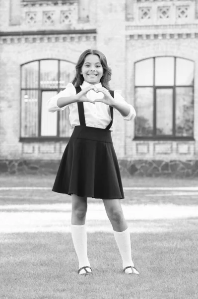 Liefdesstudie. Terug naar school. Gelukkige kindermode en winkelen. Onderwijs en kennis. Gelukkige kinderdag. Elegant uiterlijk van schoolmeisje. Een jongen in uniform. Leerling in vintage outfit. Naar school gaan — Stockfoto