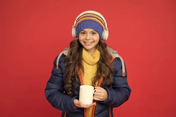 Só preciso de café e talvez música. Criança feliz segurar copo de café fundo vermelho. A menina gosta de beber café. Bebida quente. Inverno frio. Nova tecnologia. Vida moderna. Música e café fazem o meu dia — Fotografia de Stock