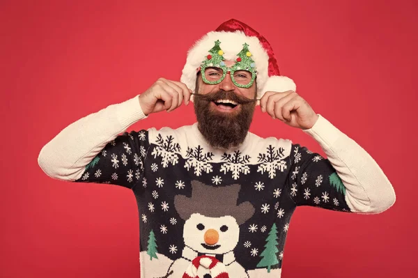 Berber dükkanı konsepti. Noel Baba Noel ağacı parti gözlüğü takar. Tatil aksesuarları Noel partisi. Noel ve yeni yıl kutlaması. Noel Baba bakışlı mutlu sakallı adam. İyi bakımlı bıyık. — Stok fotoğraf