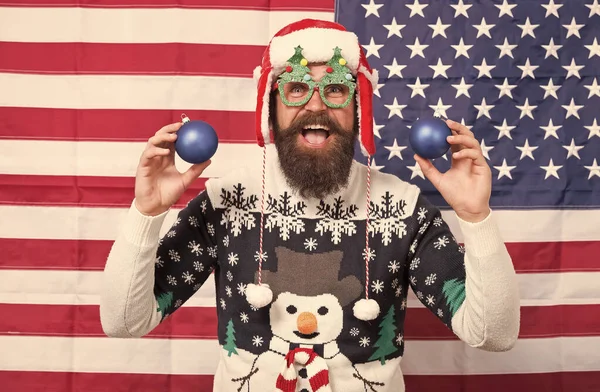Sonriente. Felices fiestas. Hombre barbudo feliz sonriente fondo de la bandera americana. Feliz Navidad. Temporada de vacaciones en Estados Unidos. Concepto de positividad. Feliz año nuevo. Feliz fiesta de Navidad y año nuevo —  Fotos de Stock