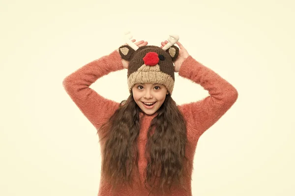 Accessori carini. Ragazza indossare accessori tema invernale. E 'Natale. Divertimento e gioia. Spirito festivo. Ragazzo allegro. Cutie giocoso. Perché i bambini sembrano carini. Adorabile bambino indossare carino inverno cappello a maglia — Foto Stock