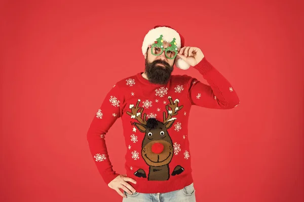 Gafas de fiesta de santa man. hombre santa sombrero fondo rojo. Feliz navidad. hombre hipster renos en suéter de punto. vacaciones de invierno. ropa de temporada fría. Feliz año nuevo. rojo es el color de Navidad — Foto de Stock